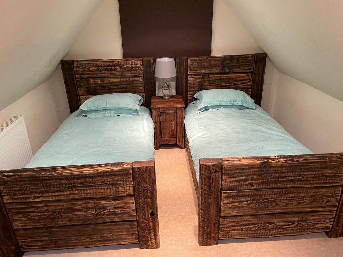 Lit simple en bois massif