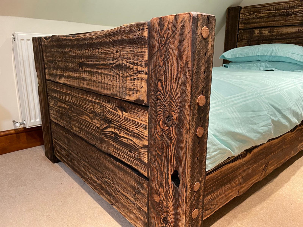 Lit simple en bois massif