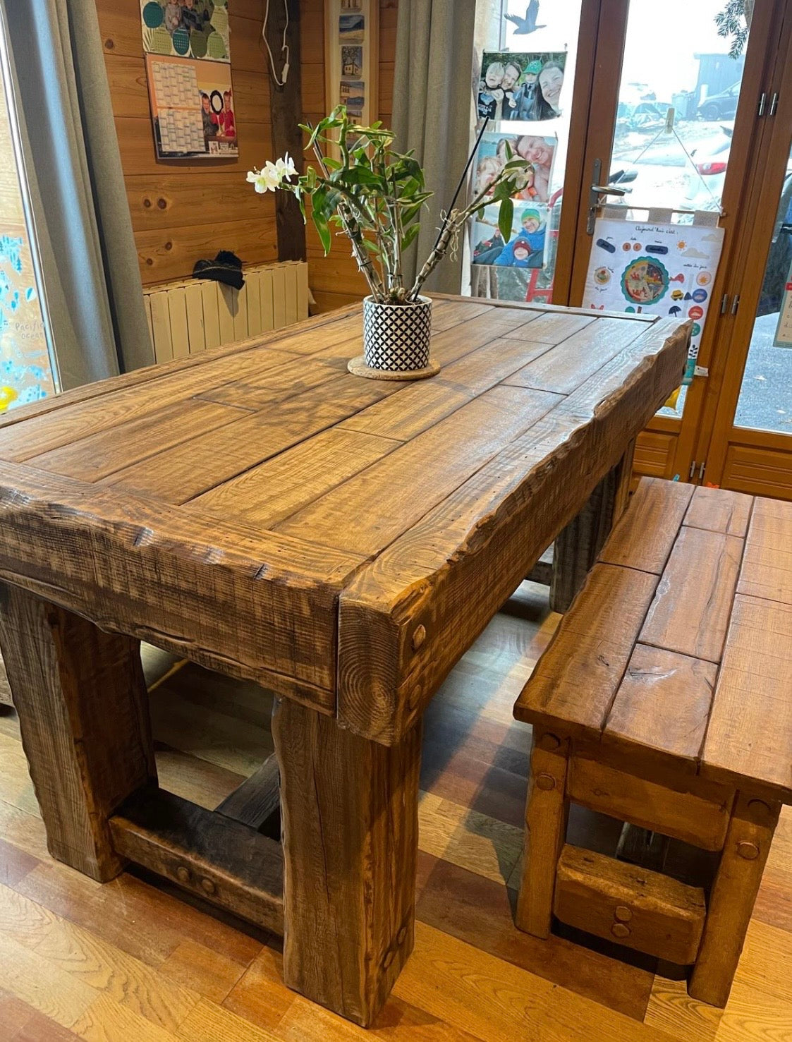 Table en bois massif avec 4 chaises et 1 banc
