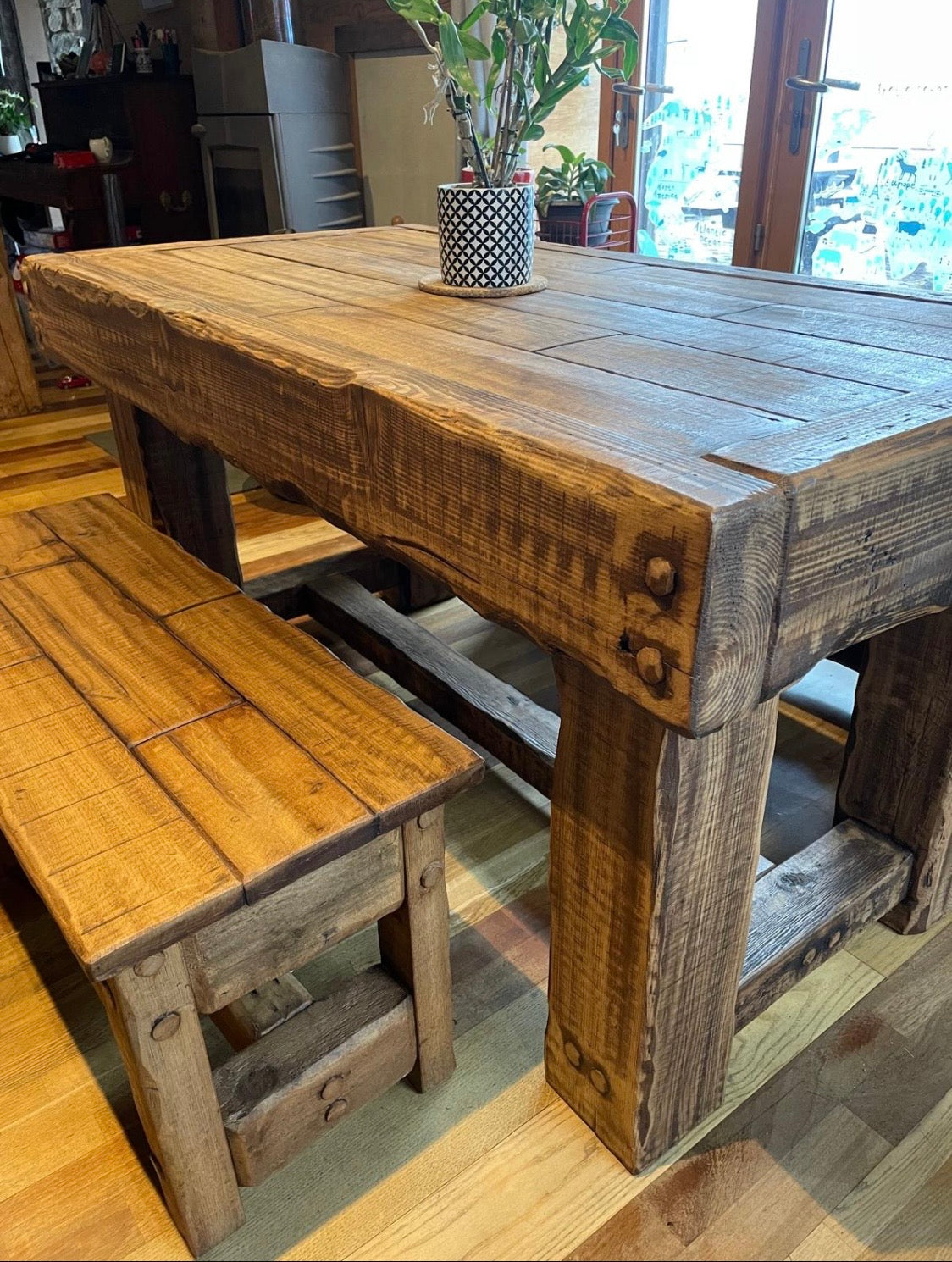 Table en bois massif avec 4 chaises et 1 banc
