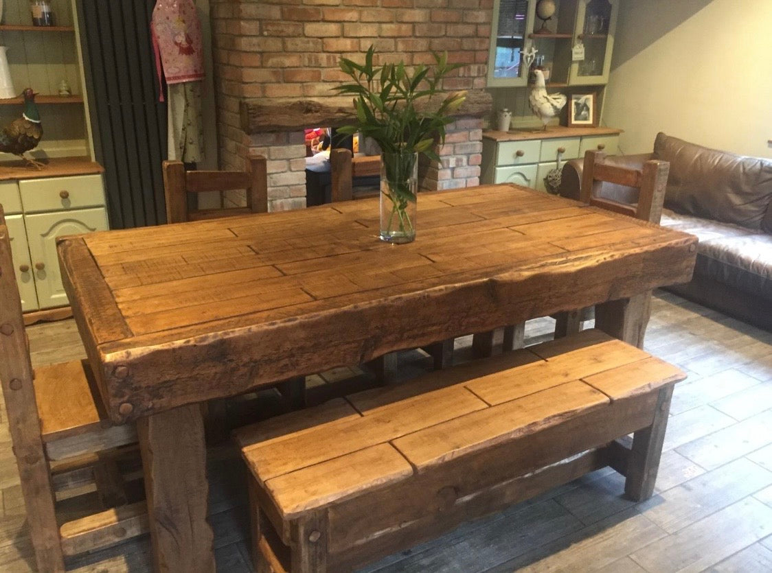 Table en bois massif avec 4 chaises et 1 banc