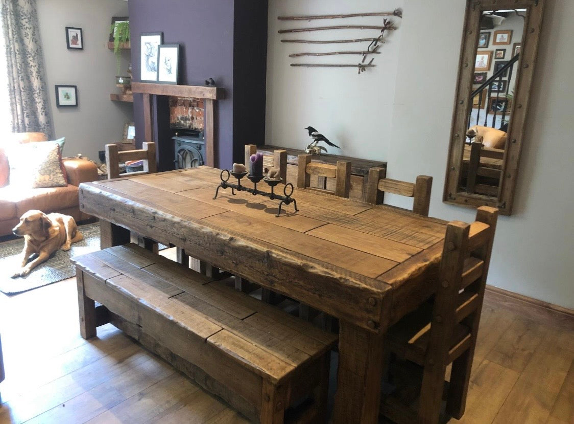 Table en bois massif avec 4 chaises et 1 banc