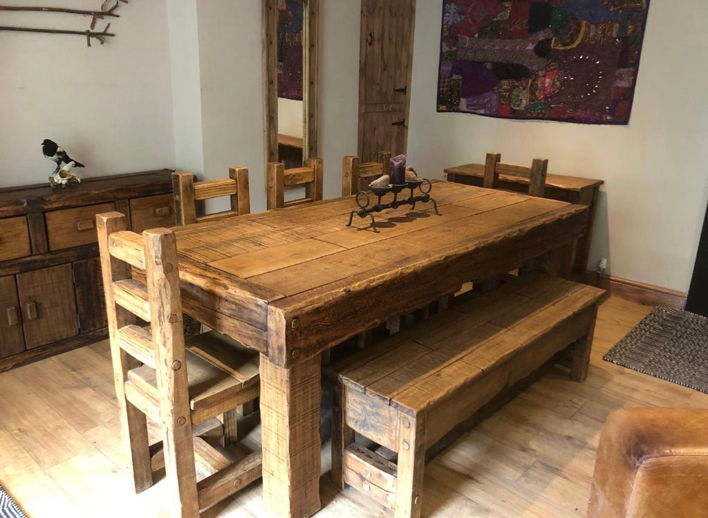 Table en bois massif avec 4 chaises et 1 banc