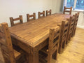 Table en bois massif avec chaises