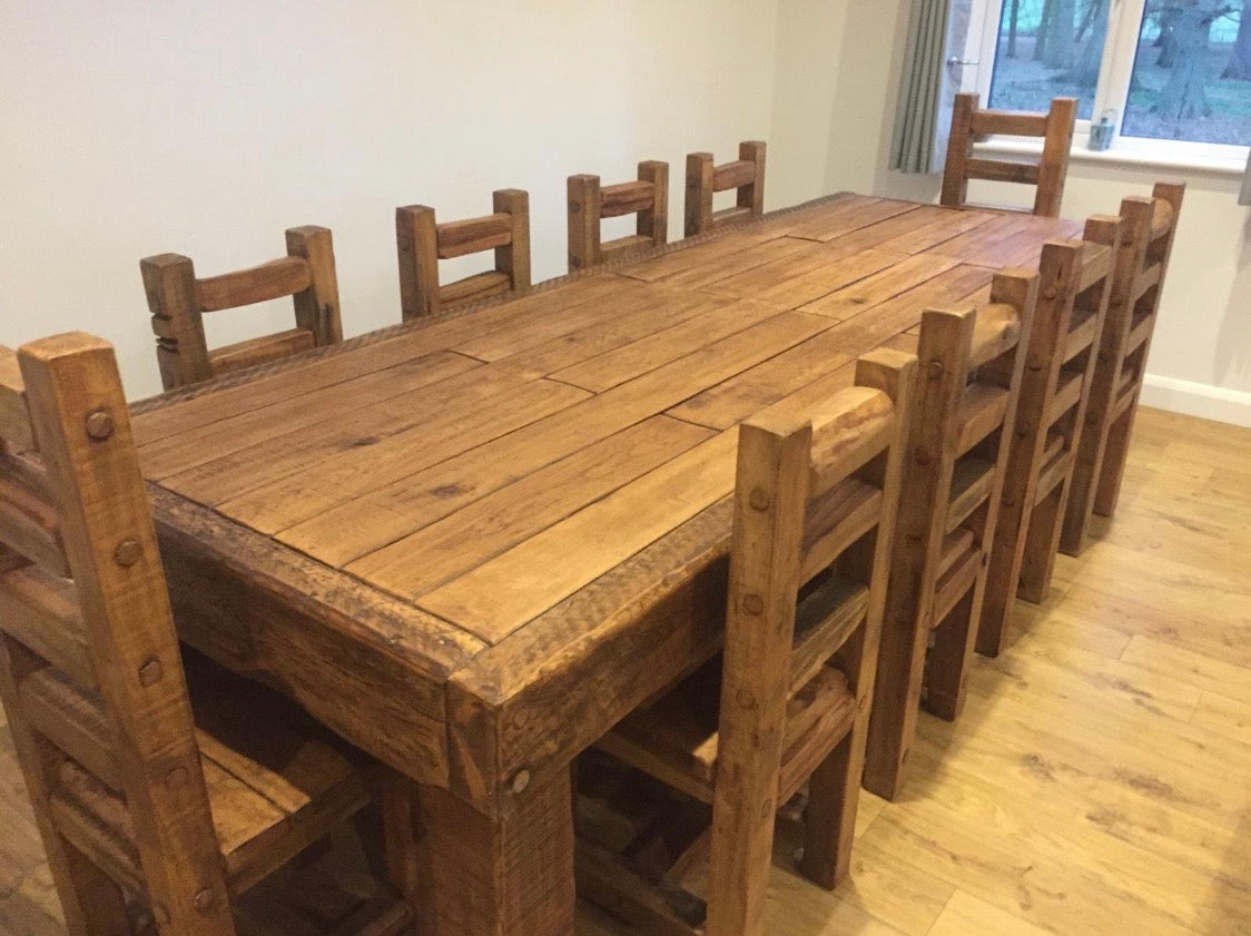 Table en bois massif avec chaises