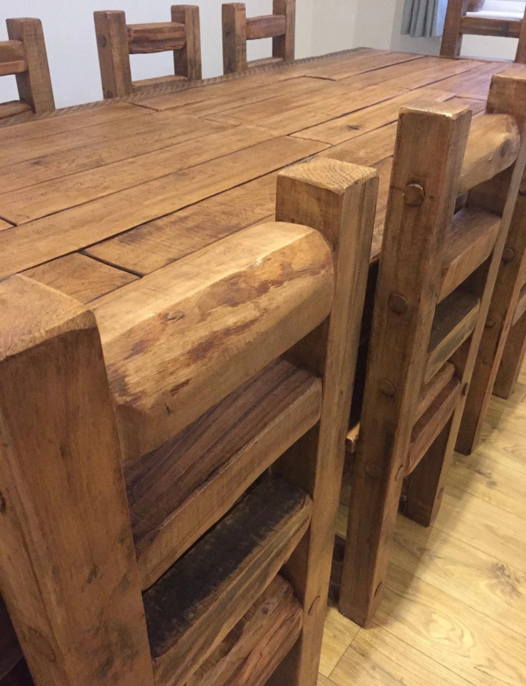 Table en bois massif avec chaises