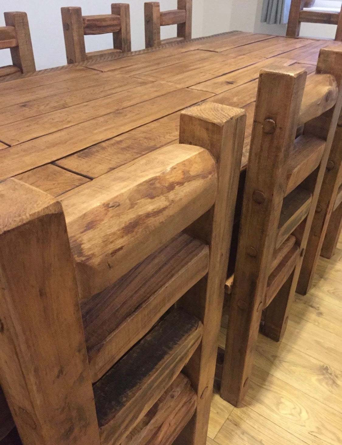 Table en bois massif avec chaises