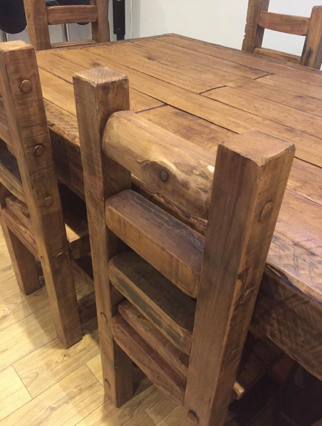 Table en bois massif avec chaises