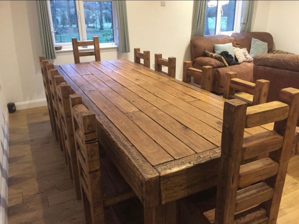 Table en bois massif avec chaises