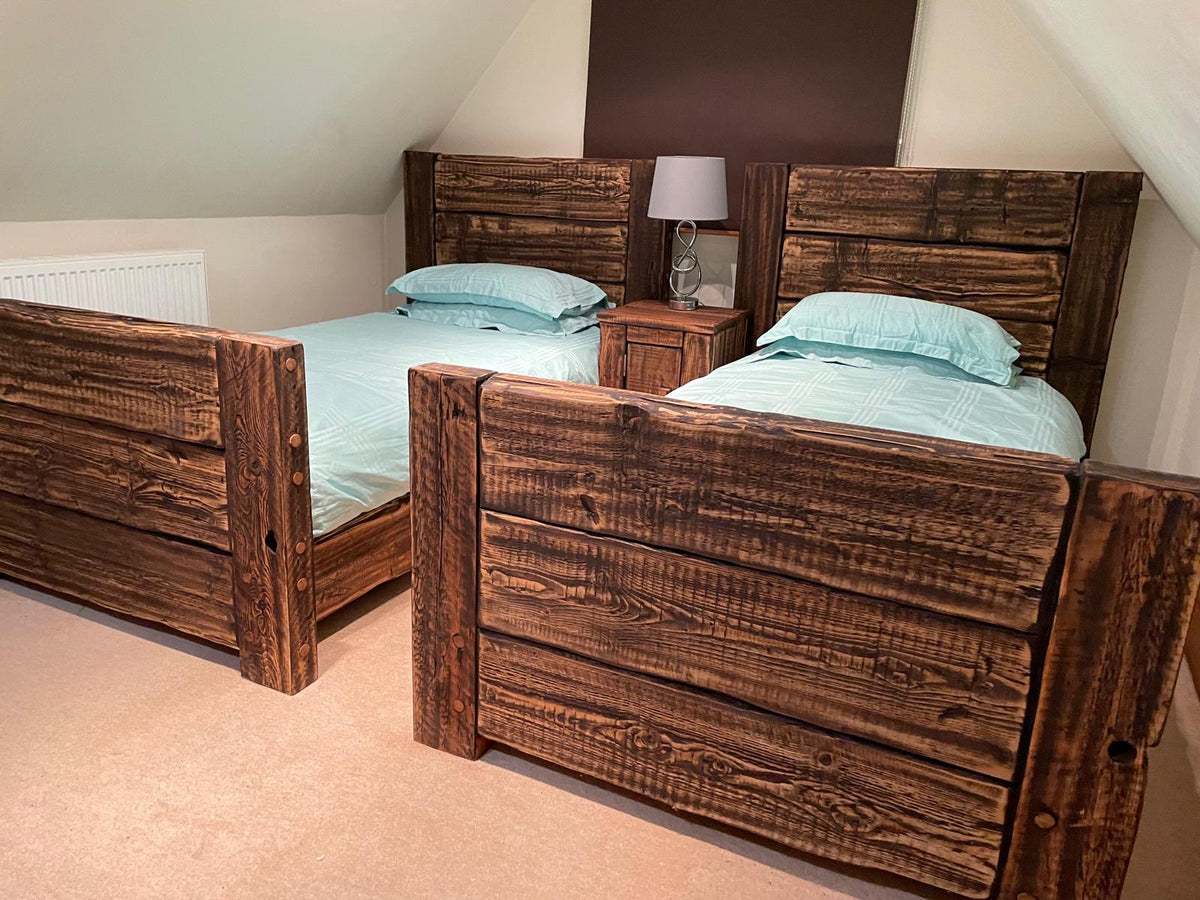 Lit simple en bois massif